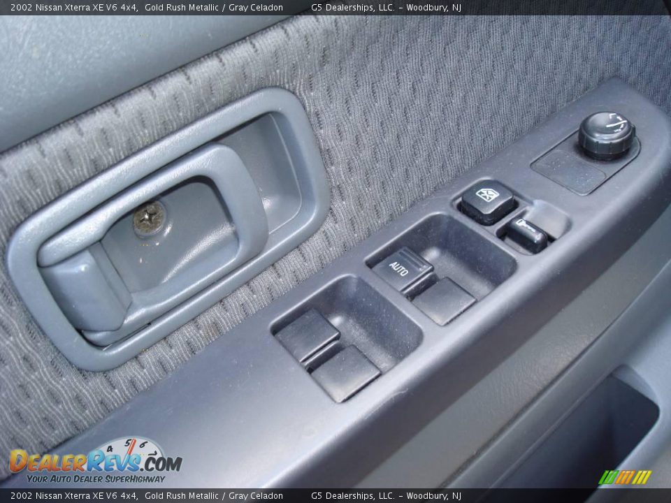 2002 Nissan Xterra XE V6 4x4 Gold Rush Metallic / Gray Celadon Photo #12