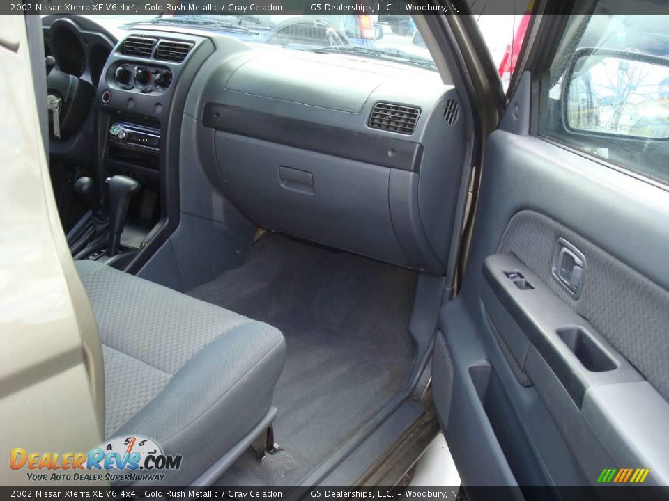 2002 Nissan Xterra XE V6 4x4 Gold Rush Metallic / Gray Celadon Photo #13
