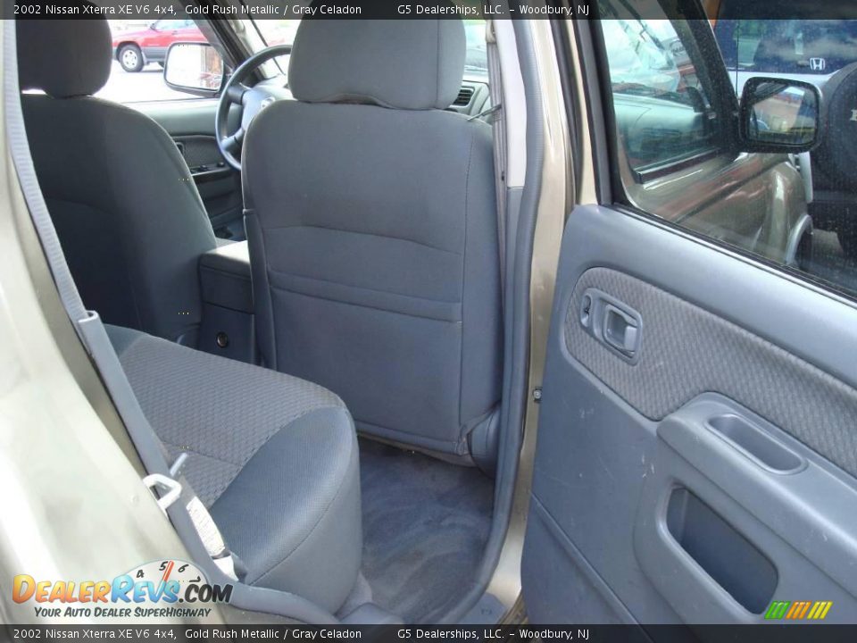 2002 Nissan Xterra XE V6 4x4 Gold Rush Metallic / Gray Celadon Photo #14