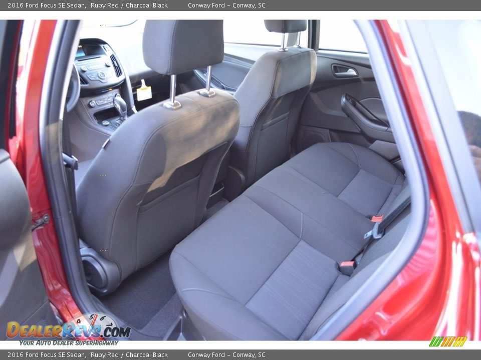 2016 Ford Focus SE Sedan Ruby Red / Charcoal Black Photo #15