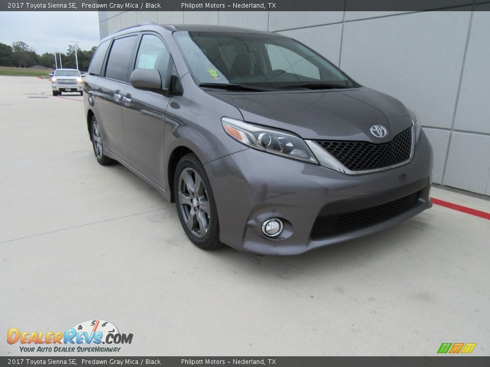 Front 3/4 View of 2017 Toyota Sienna SE Photo #1