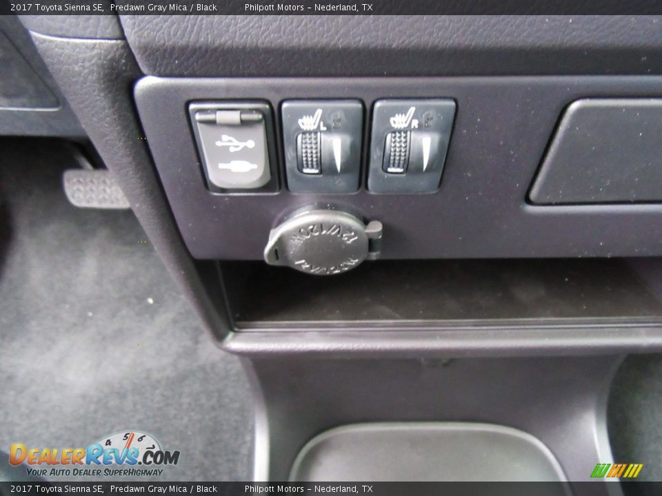 Controls of 2017 Toyota Sienna SE Photo #28
