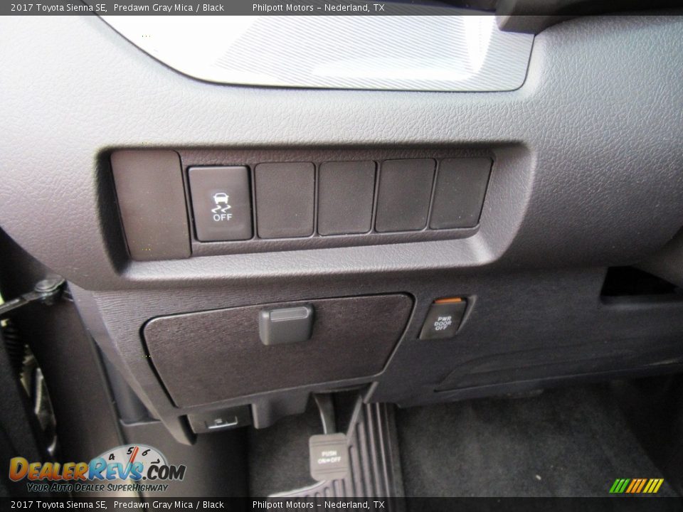 Controls of 2017 Toyota Sienna SE Photo #31