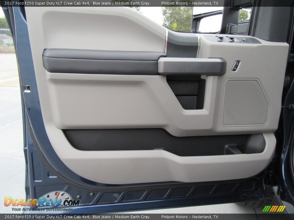 Door Panel of 2017 Ford F250 Super Duty XLT Crew Cab 4x4 Photo #20