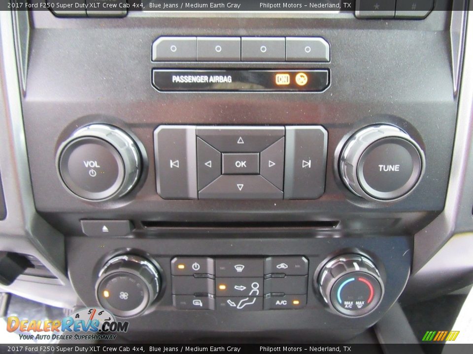 Controls of 2017 Ford F250 Super Duty XLT Crew Cab 4x4 Photo #27