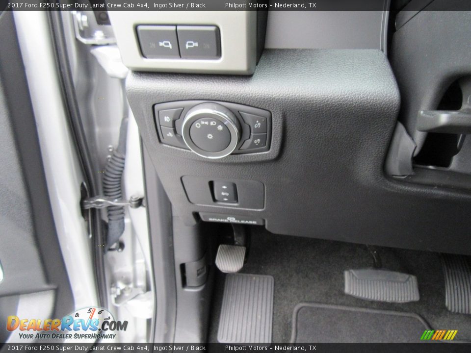 Controls of 2017 Ford F250 Super Duty Lariat Crew Cab 4x4 Photo #34