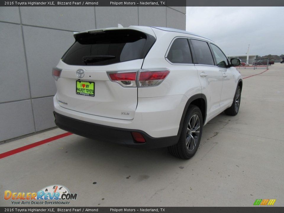 2016 Toyota Highlander XLE Blizzard Pearl / Almond Photo #4