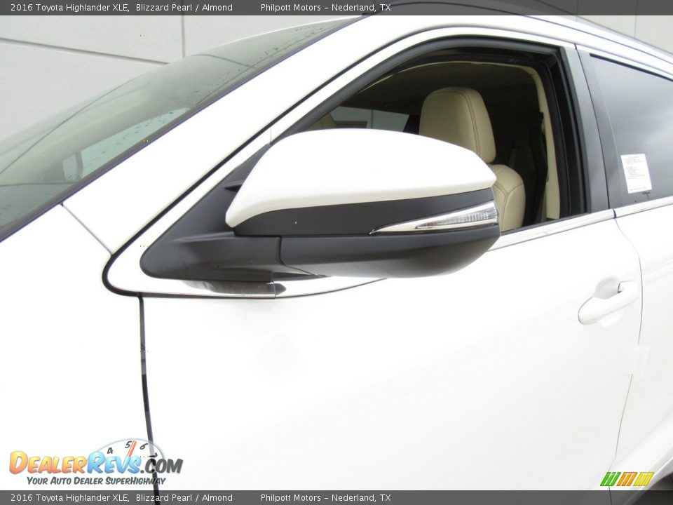 2016 Toyota Highlander XLE Blizzard Pearl / Almond Photo #12