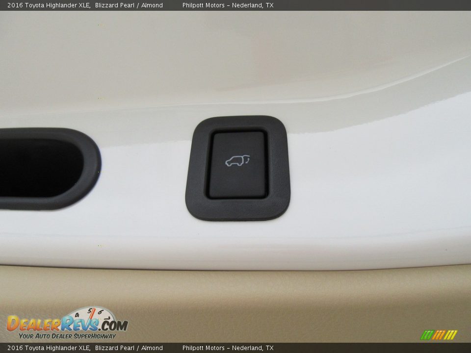 2016 Toyota Highlander XLE Blizzard Pearl / Almond Photo #17