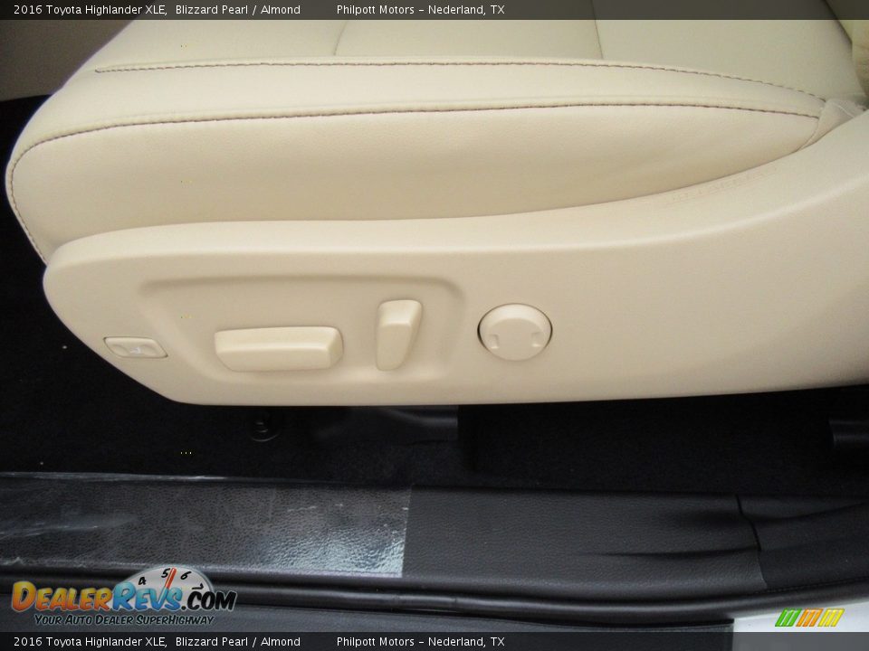 2016 Toyota Highlander XLE Blizzard Pearl / Almond Photo #23