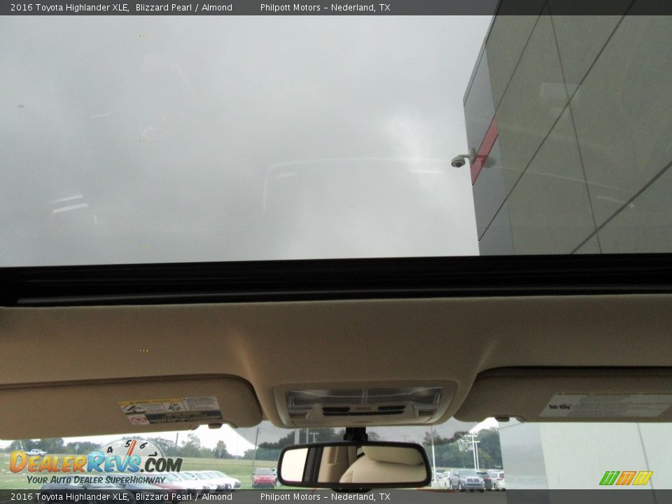 2016 Toyota Highlander XLE Blizzard Pearl / Almond Photo #24