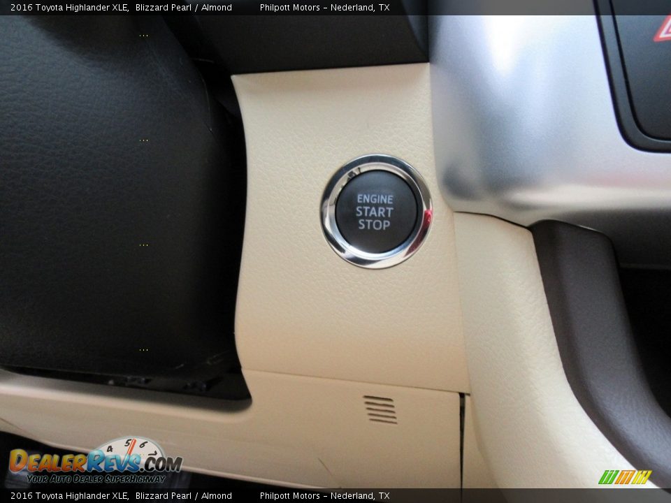 2016 Toyota Highlander XLE Blizzard Pearl / Almond Photo #31