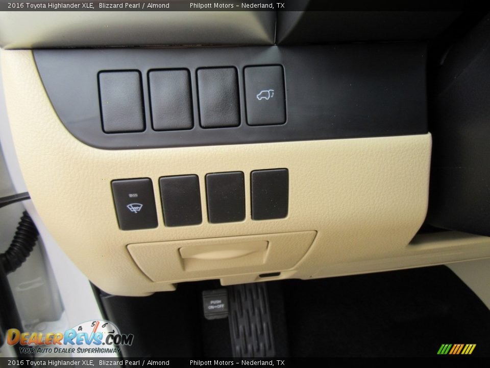 2016 Toyota Highlander XLE Blizzard Pearl / Almond Photo #34