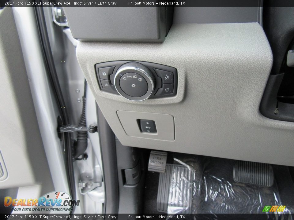 Controls of 2017 Ford F150 XLT SuperCrew 4x4 Photo #33