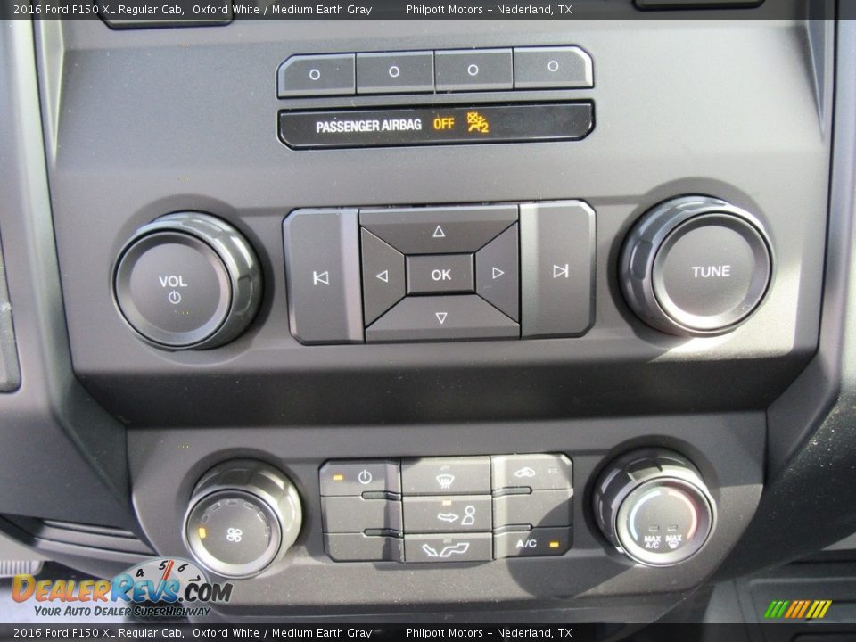 2016 Ford F150 XL Regular Cab Oxford White / Medium Earth Gray Photo #24