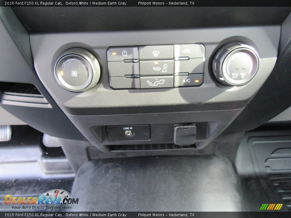 2016 Ford F150 XL Regular Cab Oxford White / Medium Earth Gray Photo #25