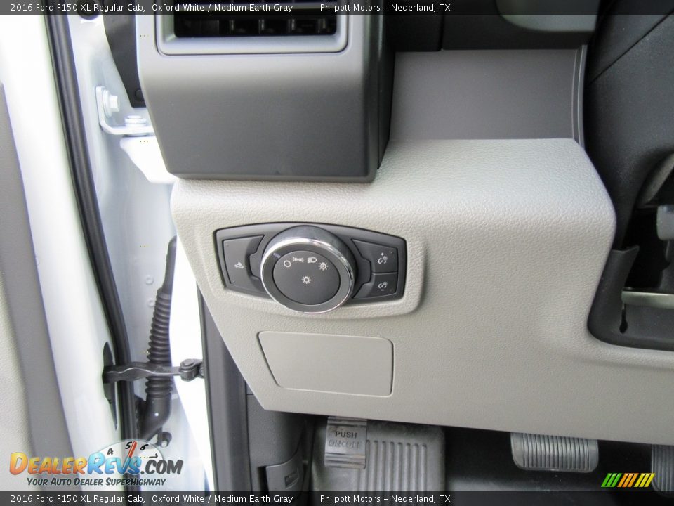 2016 Ford F150 XL Regular Cab Oxford White / Medium Earth Gray Photo #29