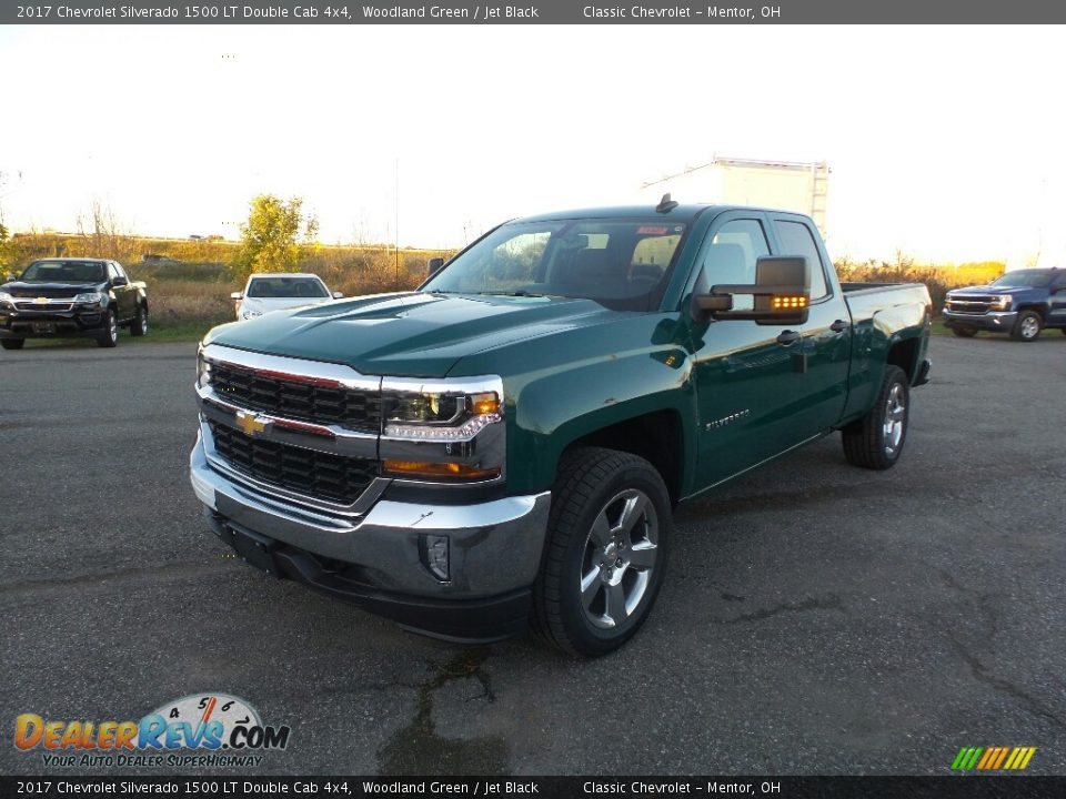 Front 3/4 View of 2017 Chevrolet Silverado 1500 LT Double Cab 4x4 Photo #1