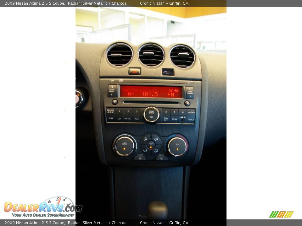 2009 Nissan Altima 2.5 S Coupe Radiant Silver Metallic / Charcoal Photo #33