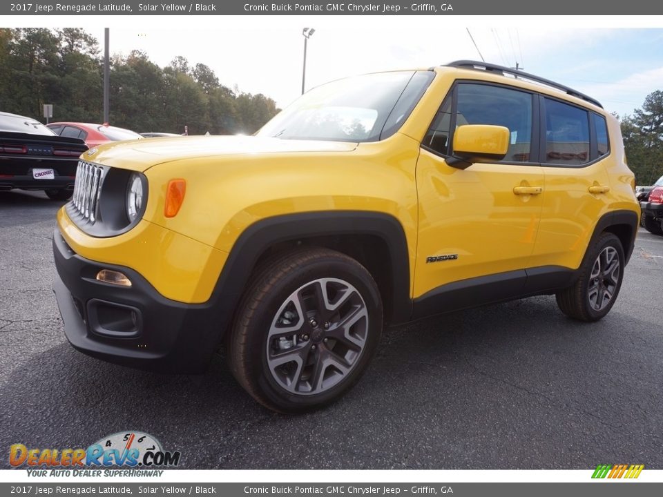 Front 3/4 View of 2017 Jeep Renegade Latitude Photo #3
