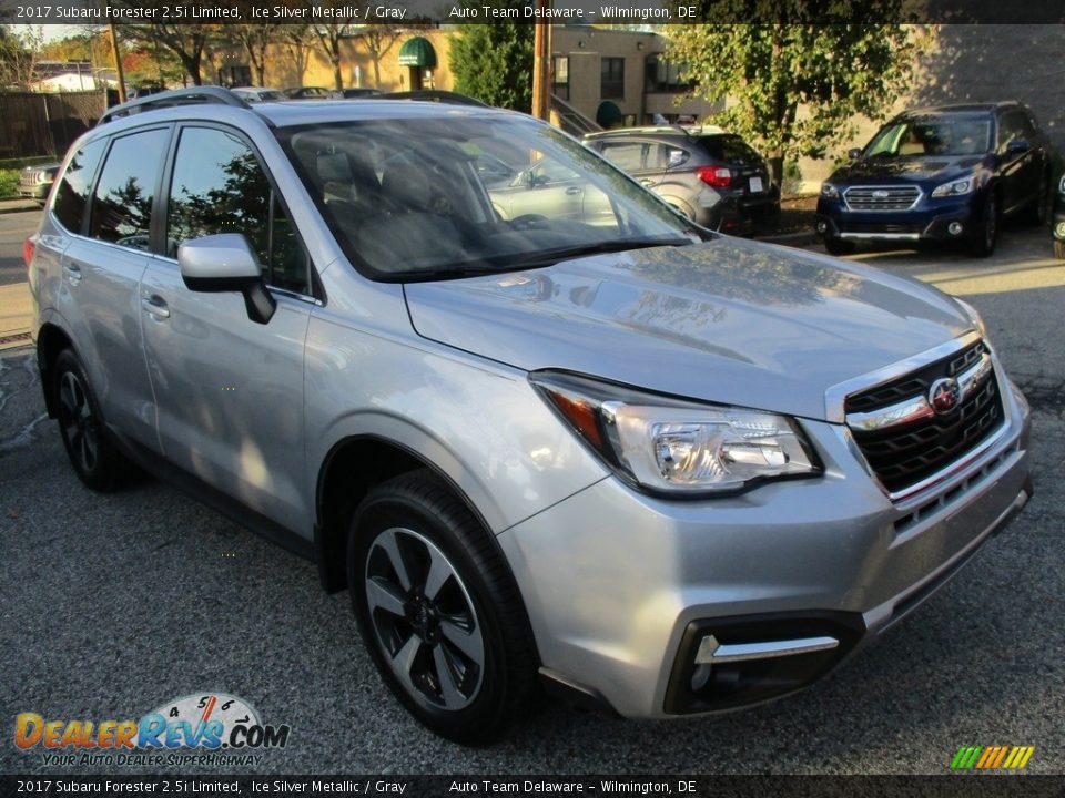 Front 3/4 View of 2017 Subaru Forester 2.5i Limited Photo #8