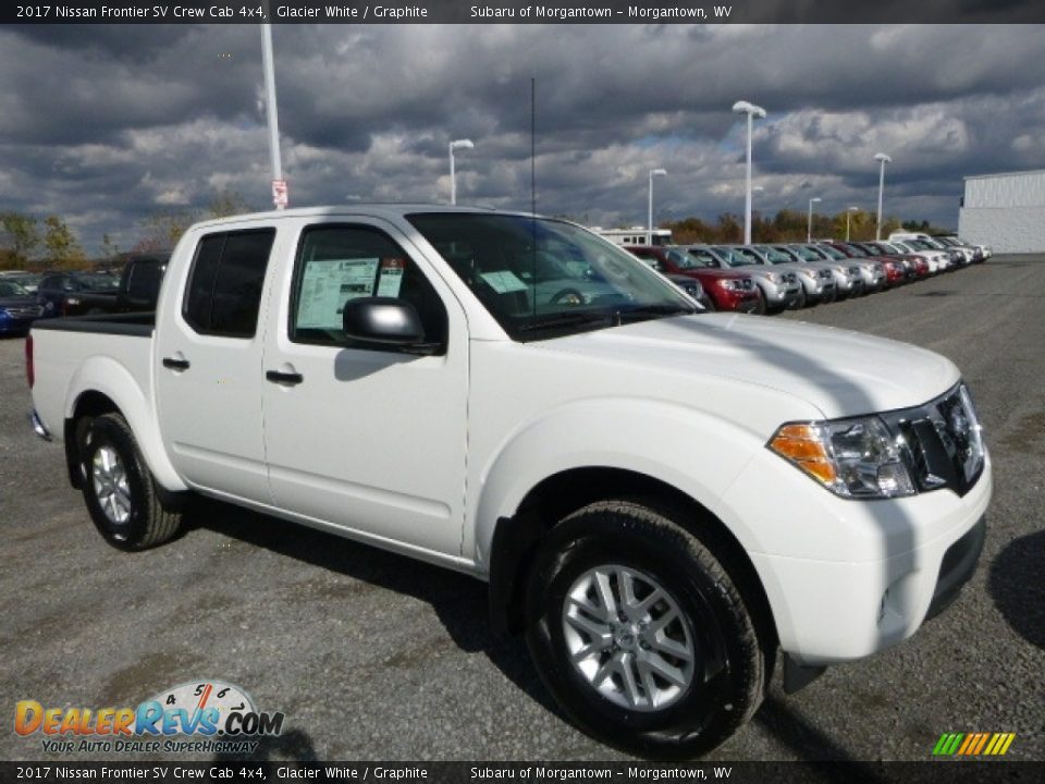 Front 3/4 View of 2017 Nissan Frontier SV Crew Cab 4x4 Photo #1