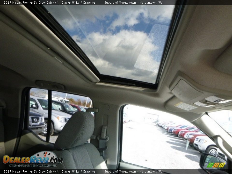 Sunroof of 2017 Nissan Frontier SV Crew Cab 4x4 Photo #4