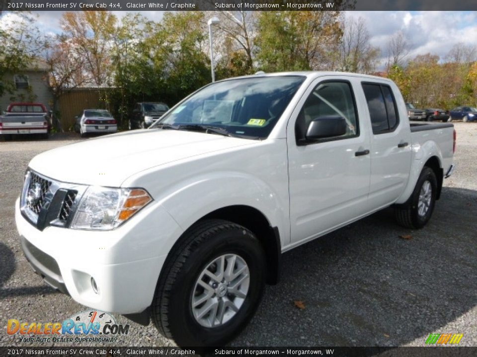 Front 3/4 View of 2017 Nissan Frontier SV Crew Cab 4x4 Photo #12