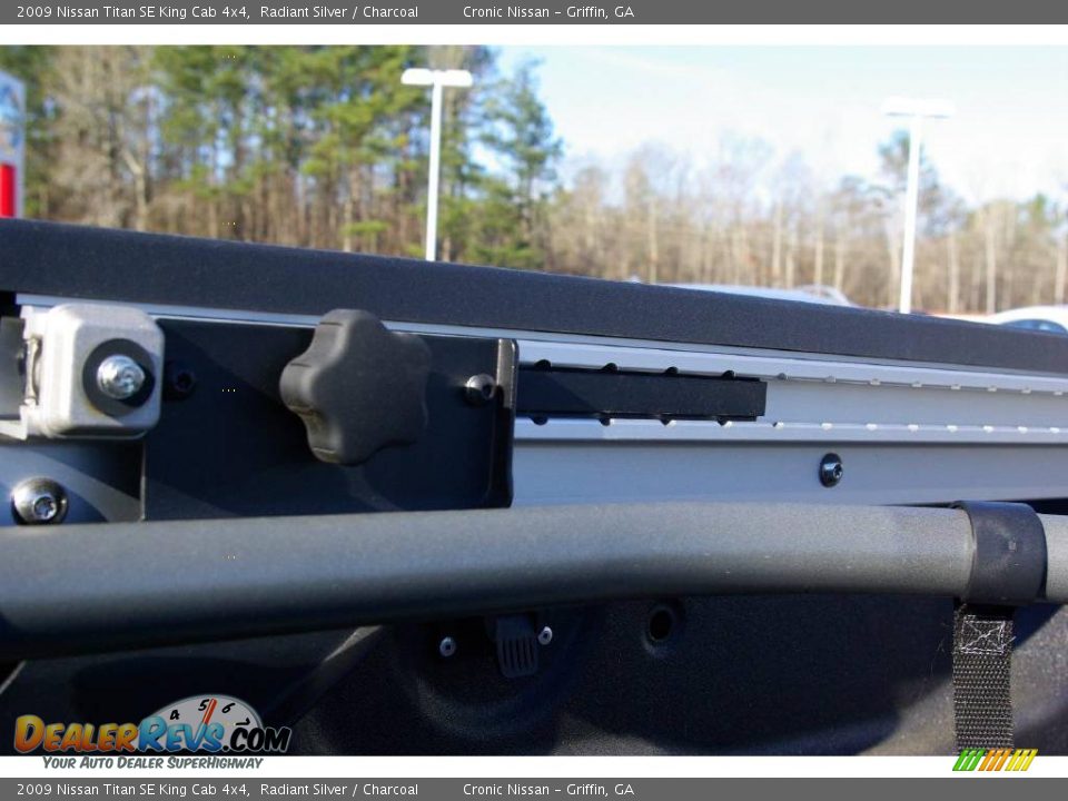 2009 Nissan Titan SE King Cab 4x4 Radiant Silver / Charcoal Photo #16
