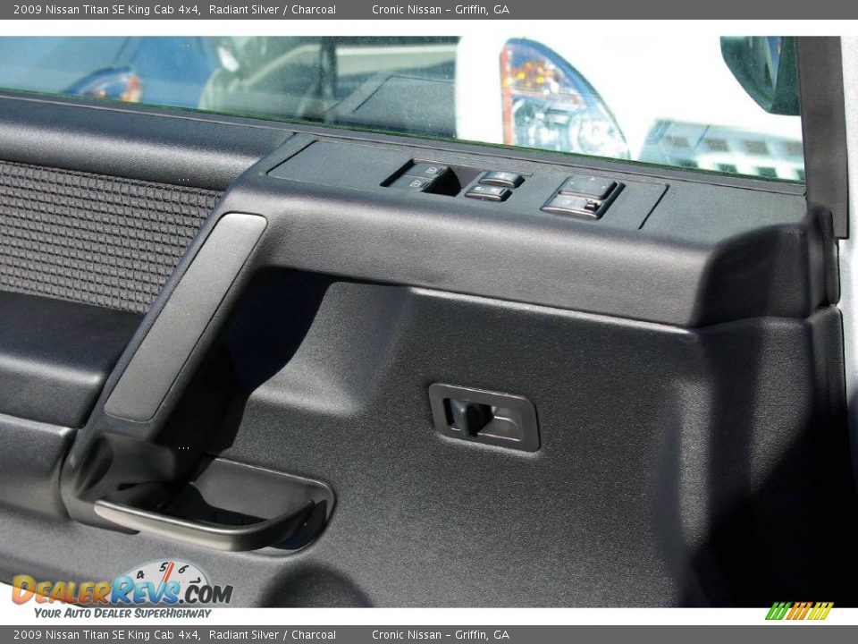2009 Nissan Titan SE King Cab 4x4 Radiant Silver / Charcoal Photo #24