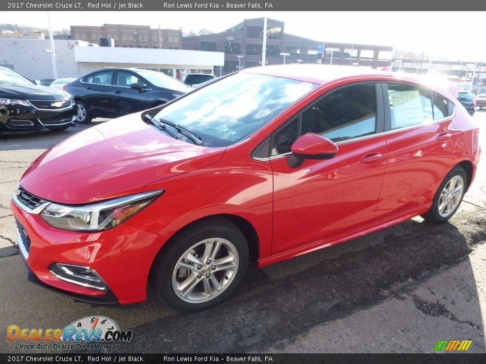 Front 3/4 View of 2017 Chevrolet Cruze LT Photo #7