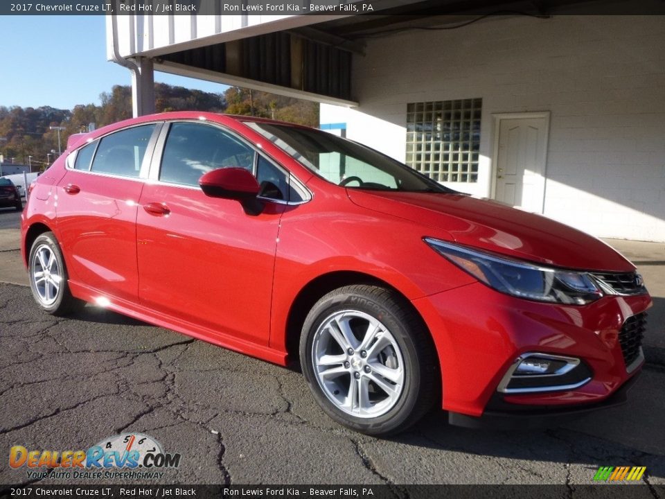 Front 3/4 View of 2017 Chevrolet Cruze LT Photo #9