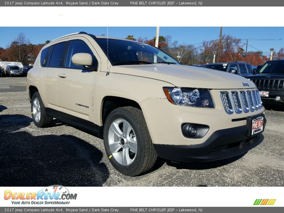 Front 3/4 View of 2017 Jeep Compass Latitude 4x4 Photo #1