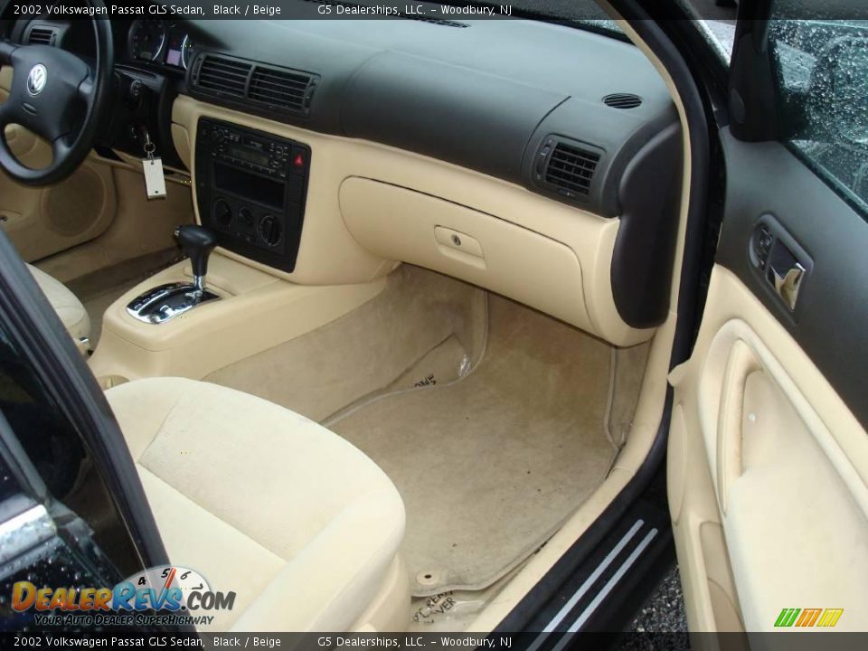 2002 Volkswagen Passat GLS Sedan Black / Beige Photo #13