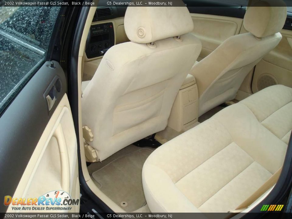 2002 Volkswagen Passat GLS Sedan Black / Beige Photo #14