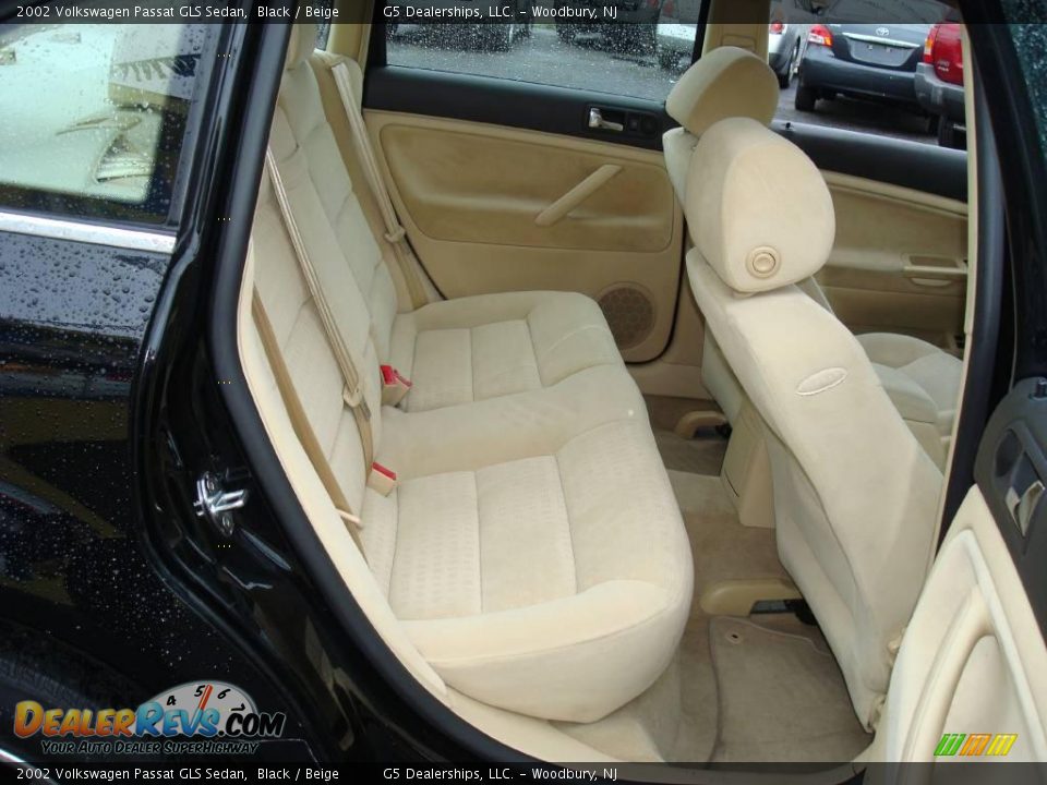 2002 Volkswagen Passat GLS Sedan Black / Beige Photo #15