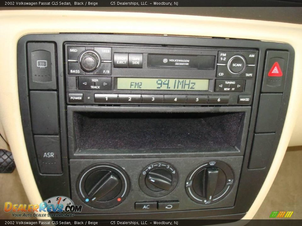 2002 Volkswagen Passat GLS Sedan Black / Beige Photo #23