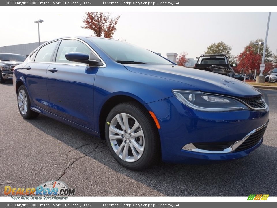 Front 3/4 View of 2017 Chrysler 200 Limited Photo #4