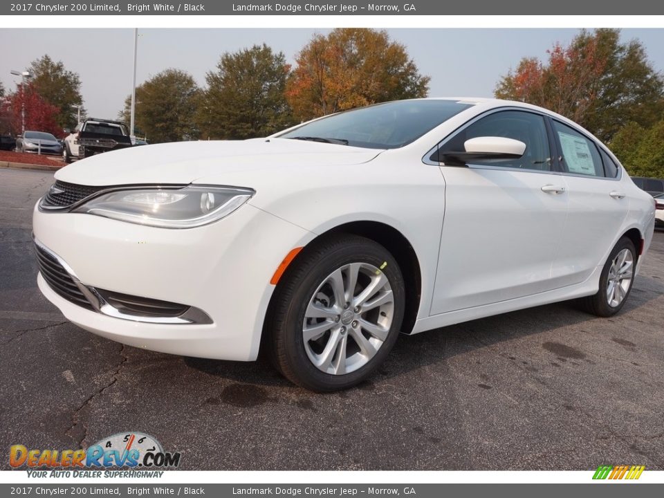 Front 3/4 View of 2017 Chrysler 200 Limited Photo #1