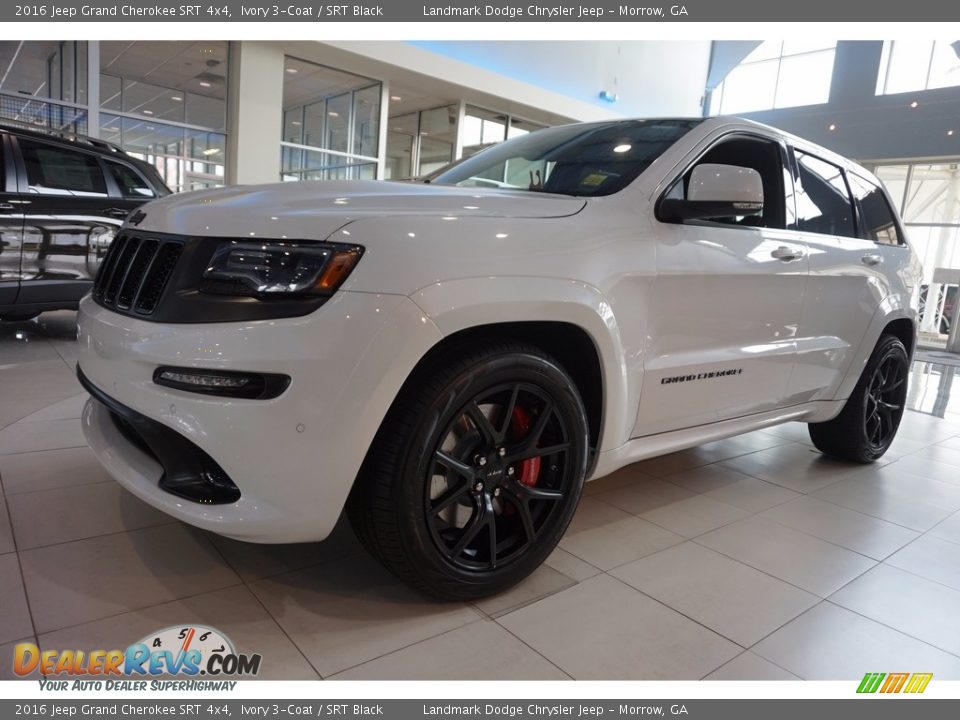 Front 3/4 View of 2016 Jeep Grand Cherokee SRT 4x4 Photo #1