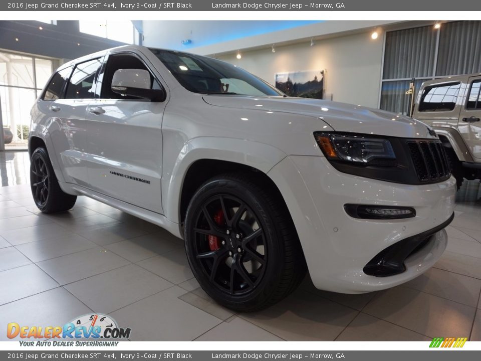 Front 3/4 View of 2016 Jeep Grand Cherokee SRT 4x4 Photo #4