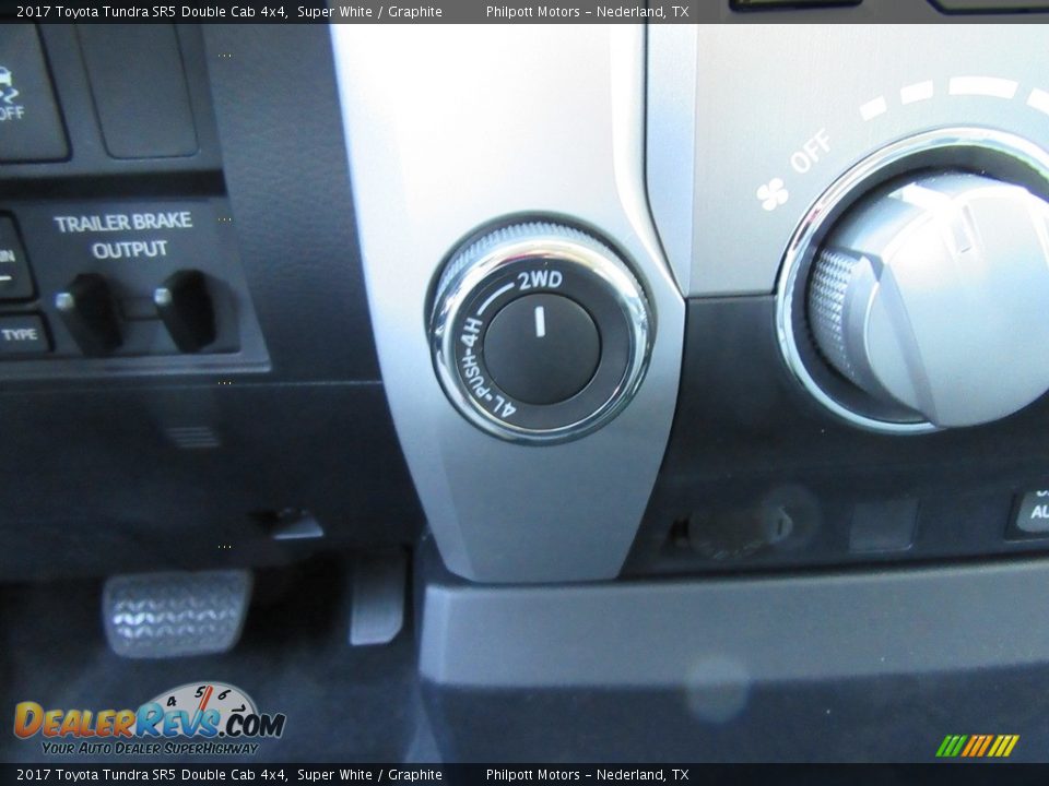 2017 Toyota Tundra SR5 Double Cab 4x4 Super White / Graphite Photo #30