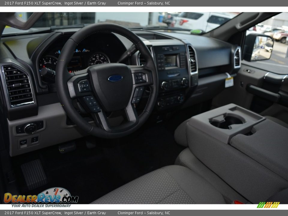 Dashboard of 2017 Ford F150 XLT SuperCrew Photo #9