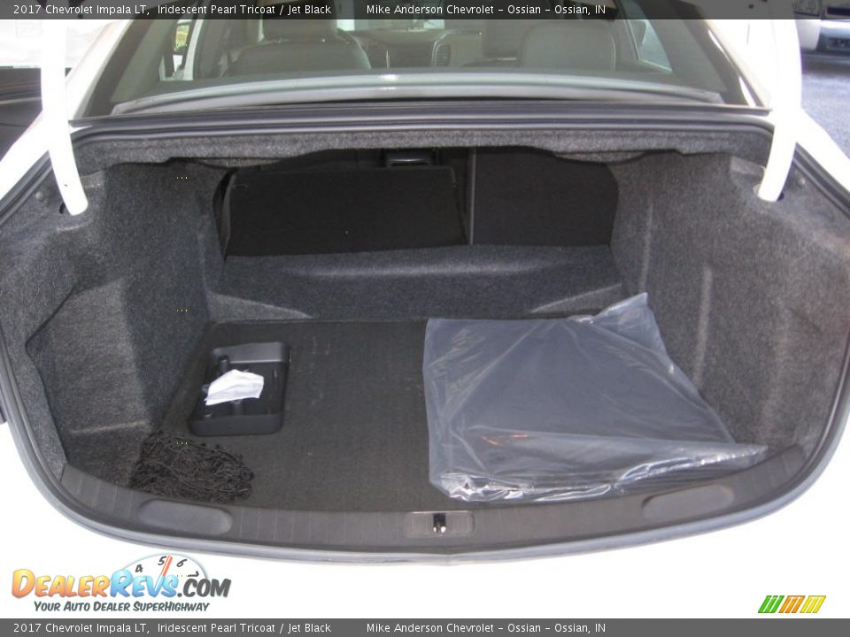 2017 Chevrolet Impala LT Iridescent Pearl Tricoat / Jet Black Photo #16