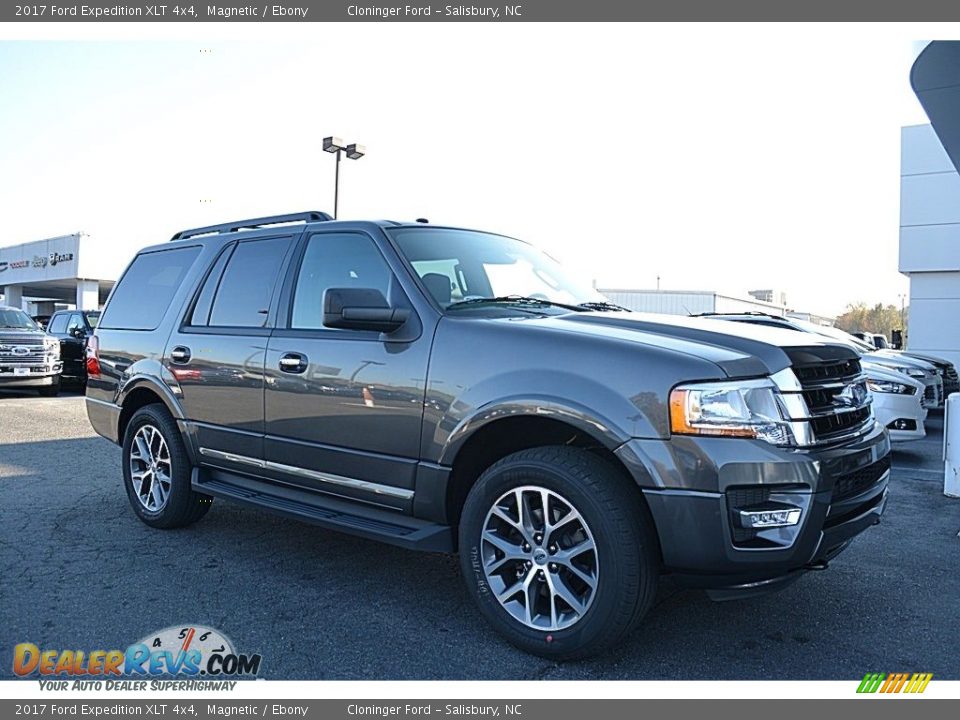Front 3/4 View of 2017 Ford Expedition XLT 4x4 Photo #1