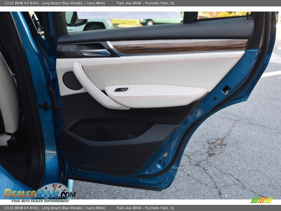 Door Panel of 2016 BMW X4 M40i Photo #24