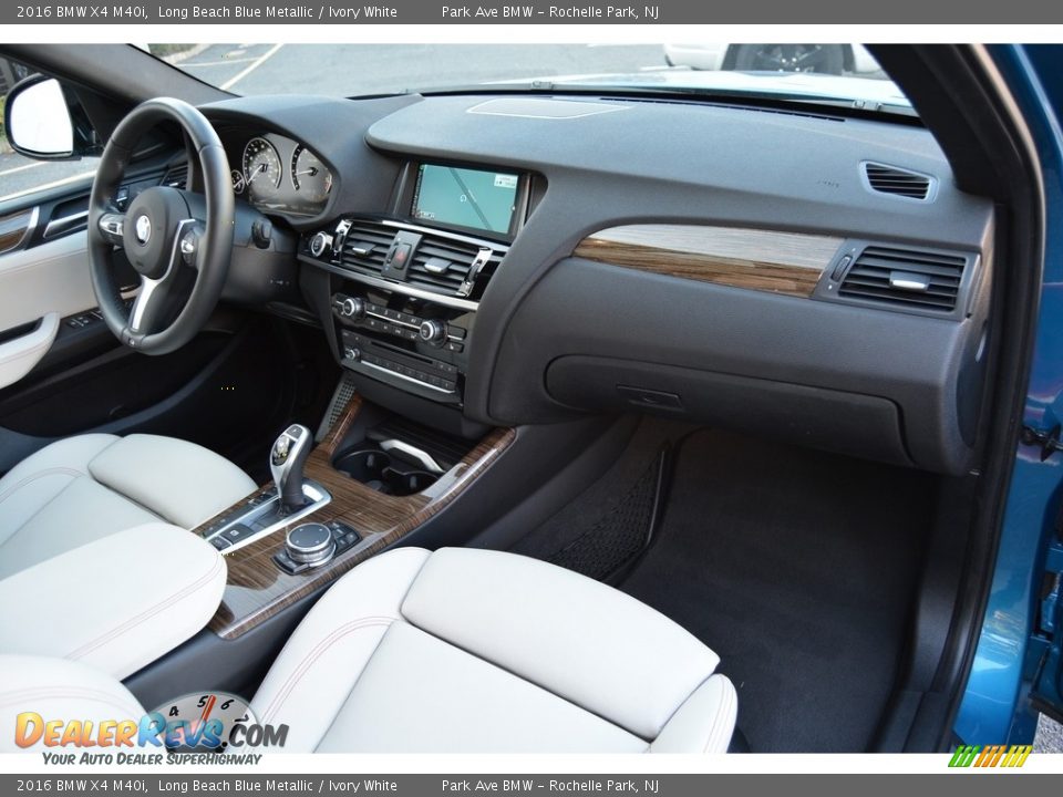 Dashboard of 2016 BMW X4 M40i Photo #27