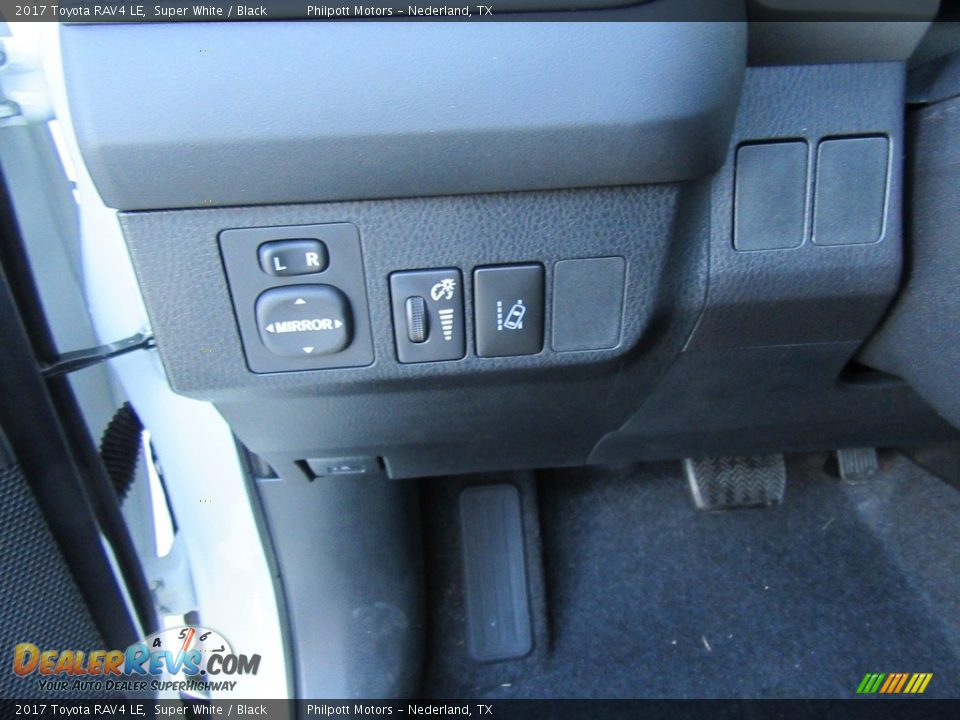 2017 Toyota RAV4 LE Super White / Black Photo #30