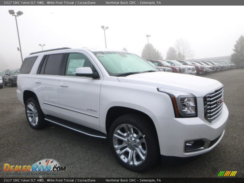 Front 3/4 View of 2017 GMC Yukon SLT 4WD Photo #10