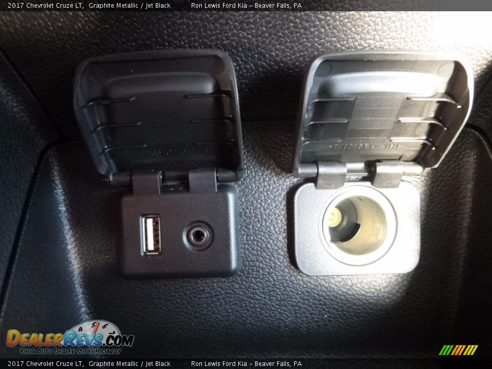 2017 Chevrolet Cruze LT Graphite Metallic / Jet Black Photo #19